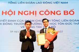 Ông Trần Văn Thuật, Phó Chủ tịch Tổng Liên đoàn Lao động Việt Nam trao quyết định công nhận hiệu trưởng cho tiến sĩ Trần Trọng Đạo.