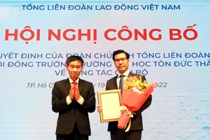 Ông Trần Văn Thuật, Phó Chủ tịch Tổng Liên đoàn Lao động Việt Nam trao quyết định công nhận hiệu trưởng cho tiến sĩ Trần Trọng Đạo.