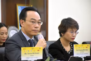 Thứ trưởng Bộ GD&ĐT Hoàng Minh Sơn phát biểu tại Hội thảo.