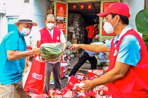 Vận chuyển quà ra xe để đi tặng bà con Bến Tre đang gặp khó khăn do dịch Covid 19 tại TP Hồ Chí Minh.