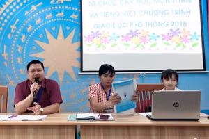 Trường Tiểu học Phạm Văn Hai (huyện Bình Chánh, TPHCM) họp lấy ý kiến về triển khai SGK mới. Thầy Phạm Trung Hữu (trái) - Hiệu trưởng nhà trường phát biểu tại cuộc họp.
