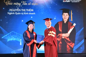 Đại diện Trường ĐH Hùng Vương TPHCM trao bằng tốt nghiệp ĐH cho sinh viên.