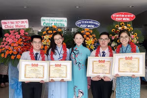 TS Nguyễn Thị Quốc Minh (giữa) cùng các SV Trường ĐH Khoa học Xã hội và Nhân văn - ĐHQG TPHCM tham gia vòng chung kết NCKH của SV 2020.