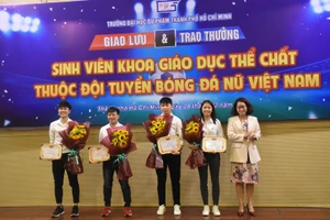 TS Bùi Trần Quỳnh Ngọc (Phó Hiệu trưởng HCMUE, bìa phải) tuyên dương 4 nữ tuyển thủ của trường.