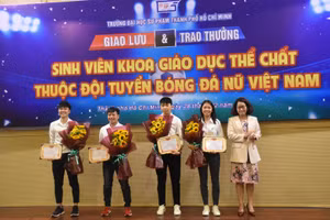 TS Bùi Trần Quỳnh Ngọc (Phó Hiệu trưởng HCMUE, bìa phải) tuyên dương 4 nữ tuyển thủ của trường.