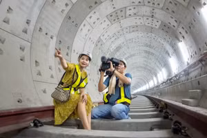 Nhà báo- đạo diễn trẻ Nguyễn Thu Trang trong chuyến thực hiện phim tài liệu "Thành phố hướng đến tầm cao". Ảnh Kiều Anh Dũng.
