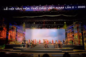 Tiết mục văn nghệ mang đậm chất Tây Nguyên mở màn đêm khai mạc.