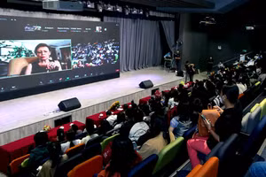 Giáo sư Françoise Barré-Sinoussi thuyết giảng trực tuyến cho giảng viên, sinh viên VLU.