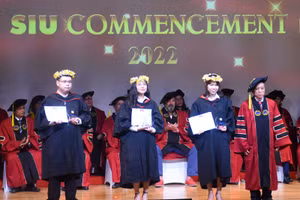 Đại diện nhà trường tuyên dương 3 sinh viên tốt nghiệp đạt thủ khoa toàn khóa. 