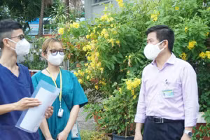 PGS.TS.BS Nguyễn Thanh Hiệp (trái) thăm hỏi, động viên đội hình Taxi cấp cứu 115 do GV, SV trường tham gia.