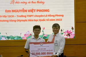  Ông Nguyễn Văn Hiếu - Giám đốc Sở GD&ĐT TPHCM (phải) trao khen thưởng cho em Nguyễn Việt Phong.