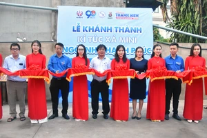 Nhà trường thực hiện nghi thức cắt băng khai trương.