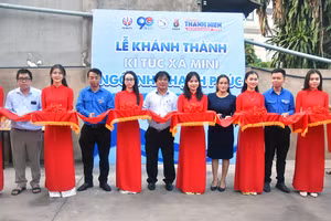 Nhà trường thực hiện nghi thức cắt băng khai trương.