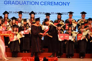 Tiến sĩ Võ Hoàng Duy trao bằng tốt nghiệp cho các tân khoa.