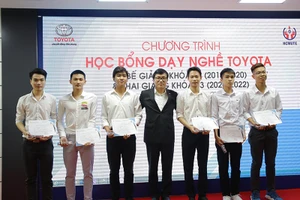 Đại diện Ban tổ chức trao giấy chứng nhận cho các học viên.