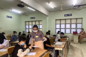 Thí sinh tại điểm thi Trường THCS Võ Trường Toản (Dĩ An, Bình Dương) ngày 7/7.