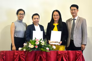 Đại diện Trường CĐ Du lịch Sài Gòn và Khách sạn Nikko Saigon trao văn bản ký kết hợp tác.