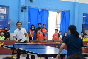 PGS.TS Nguyễn Mạnh Hùng thi đấu mở màn giải với một VĐV.