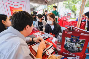 Trường Đại học Văn Lang tư vấn tuyển sinh 2022 cho học sinh.