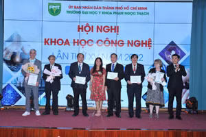 Ban tổ chức Hội nghị trao giấy chứng nhận cho các báo cáo viên.