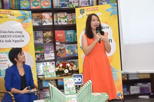 Tác giả Tú Anh (phải) chia sẻ tại buổi giao lưu.