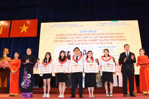 Sinh viên Trường ĐH Sư phạm TPHCM nhận giải thưởng về NCKH năm 2020.