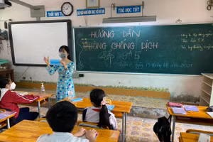 Giáo viên Trường THCS Chánh Hưng (Q.8, TPHCM) hướng dẫn HS về an toàn phòng chống dịch, sáng 13/12.