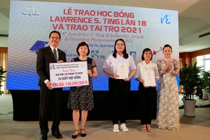 Ban tổ chức trao học bổng Lawrence S. Ting 2020 cho SV và đại diện Trường ĐH Sư phạm TPHCM.