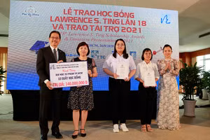 Ban tổ chức trao học bổng Lawrence S. Ting 2020 cho SV và đại diện Trường ĐH Sư phạm TPHCM.