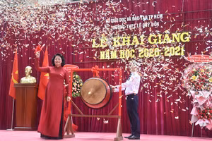 Phó Chủ tịch nước Đặng Thị Ngọc Thịnh đánh trống khai giảng năm học mới 2020-2021.