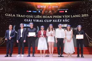 Ban tổ chức trao giải Viral clip xuất sắc.