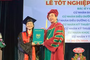PGS.TS.BS Ngô Minh Xuân (Hiệu trưởng Trường ĐH Y Khoa Phạm Ngọc Thạch) trao bằng tốt nghiệp cho các tân bác sĩ.