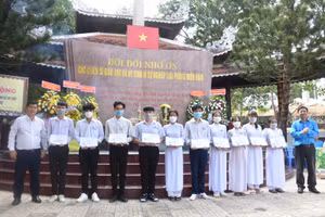 Ban tổ chức trao quà và học bổng cho học sinh có hoàn cảnh khó khăn.