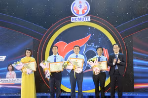 Thứ trưởng Bộ GD&ĐT Hoàng Minh Sơn trao bằng khen của Bộ trưởng Bộ GD&ĐT cho 4 tập thể của HCMUTE.