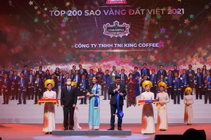 Đại diện King Coffee nhận giải thưởng Sao Vàng Đất Việt Năm 2021.