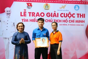 NGƯT.TS Nguyễn Thị Thu Lan - Phó BÍ thư Đảng ủy - Phó Hiệu trưởng nhà trường trao giải nhất cho sinh viên Đào Văn Mỹ.