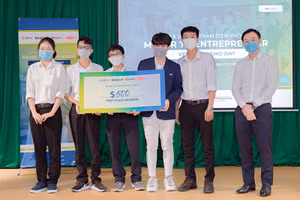 Ban tổ chức trao giải Nhất cho đội CTU Team 2 đến từ Trường Đại học Cần Thơ.