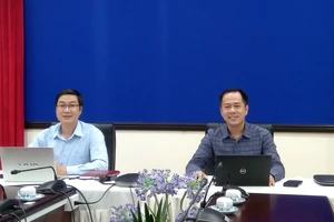 GS.TS Huỳnh Văn Sơn (phải) và ThS Nguyễn Ngọc Trung chủ trì cuộc họp.