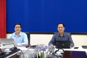 GS.TS Huỳnh Văn Sơn (phải) và ThS Nguyễn Ngọc Trung chủ trì cuộc họp.