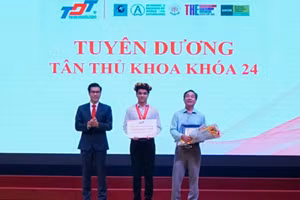 TS. Trần Trọng Đạo (bìa trái) - đại diện TDTU trao vòng nguyệt quế và học bổng cho tân thủ khoa Nguyễn Minh Đăng. Bên phải là thầy Nguyễn Văn Tâm, Hiệu trưởng Trường THPT Nguyễn Du, tỉnh Bà Rịa – Vũng Tàu (trường của tân thủ khoa nguyễn Minh Đăng).
