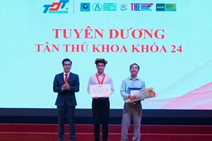 TS. Trần Trọng Đạo (bìa trái) - đại diện TDTU trao vòng nguyệt quế và học bổng cho tân thủ khoa Nguyễn Minh Đăng. Bên phải là thầy Nguyễn Văn Tâm, Hiệu trưởng Trường THPT Nguyễn Du, tỉnh Bà Rịa – Vũng Tàu (trường của tân thủ khoa nguyễn Minh Đăng).