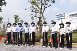 Các đại biểu chuẩn bị thực hiện nghi thức lễ trồng cây.