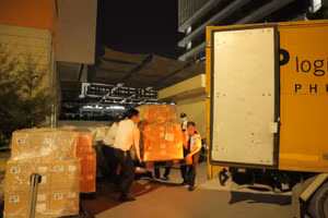 Di chuyển máy thở lên xe từ Khu phức hợp giáo dục Văn Lang đến Sân bay Tân Sơn Nhất.