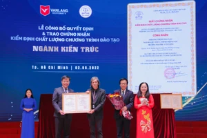 Đại diện Ban tổ chức trao giấy chứng nhận đạt chuẩn kiểm định chất lượng quốc gia đối với ngành Kiến trúc của VLU.