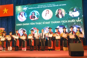 Nhà trường tuyên dương các tân thạc sĩ đạt thành tích xuất sắc.