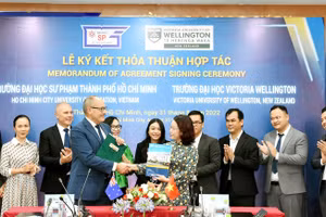 TS Bùi Trần Quỳnh Ngọc và GS Blair McRae đại diện hai trường ký, trao biên bản ghi nhớ hợp tác chung.