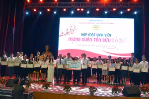 Lãnh đạo trường trao học bổng cho SV.