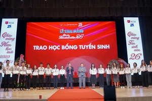 Trường ĐH Văn Lang đã trao 10 tỷ đồng học bổng cho tân sinh viên khóa 26 tại lễ khai giảng.