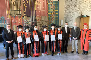 Sinh viên nhận bằng tốt nghiệp và bằng thi đậu kỳ thi M3 tại Đức.