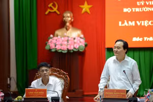 Bộ trưởng Phùng Xuân Nhạ phát biểu tại buổi làm việc.